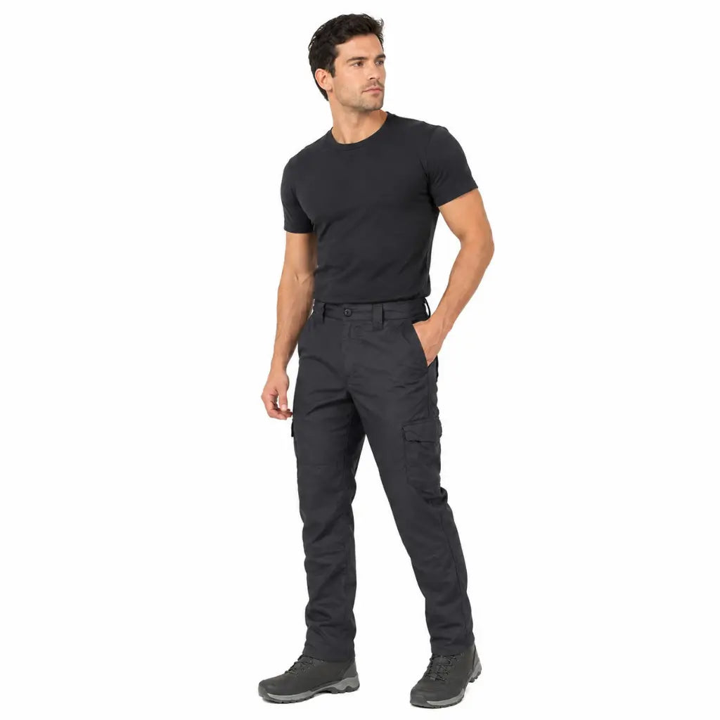 Homem em pé com Calça Tática Poly Preta Safo cargo preta e bolsos laterais