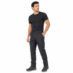 Homem em pé com Calça Tática Poly Preta Safo cargo preta e bolsos laterais