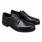 Sapatos sociais pretos de couro, cadarços com cinco furos visíveis