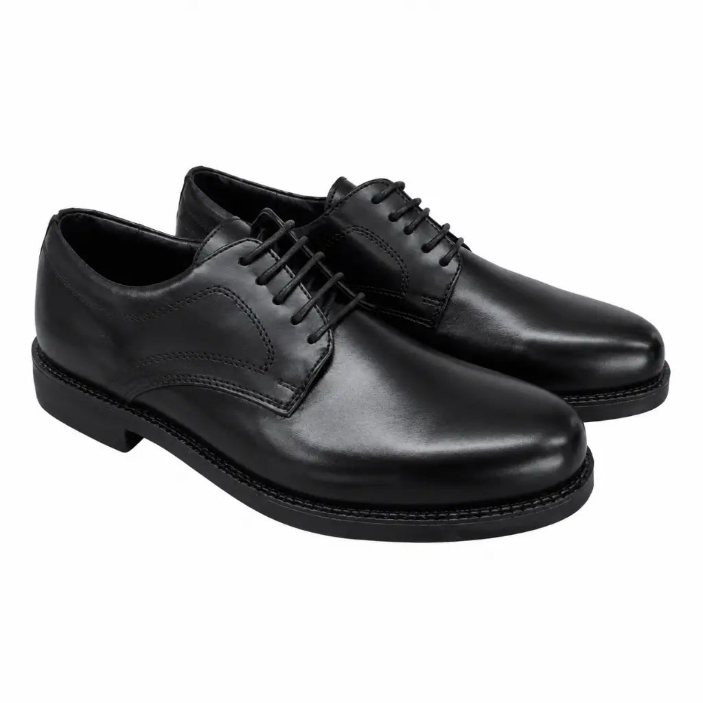 Sapatos sociais pretos de couro, cadarços com cinco furos visíveis