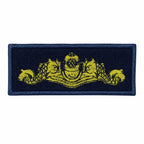 Emblema retangular azul escuro com duas criaturas marinhas amarelas e equipamento de mergulho