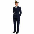 Mulher em uniforme naval azul-marinho com chapéu branco e insígnias douradas