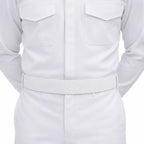 Figura com camisa branca e Cinto Para Calça Branco na cintura, aparência uniforme