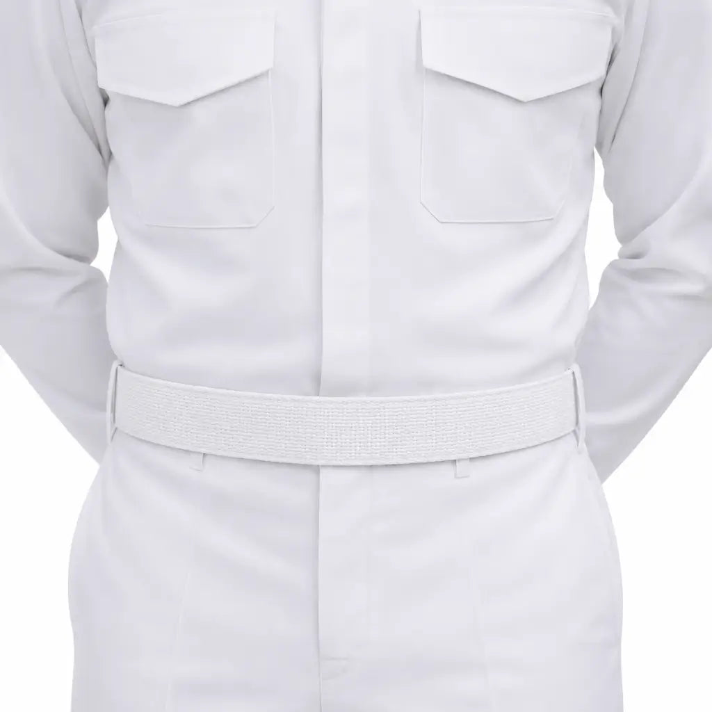 Figura com camisa branca e Cinto Para Calça Branco na cintura, aparência uniforme