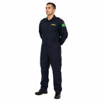 Homem em uniforme azul escuro com insígnia no peito e bandeira na manga direita