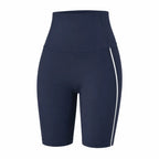Bermuda esportiva azul marinho com cós alto e faixa lateral branca.
