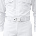 Close da camisa branca com Cinto Tático NA Branco e fivela plástica na cintura