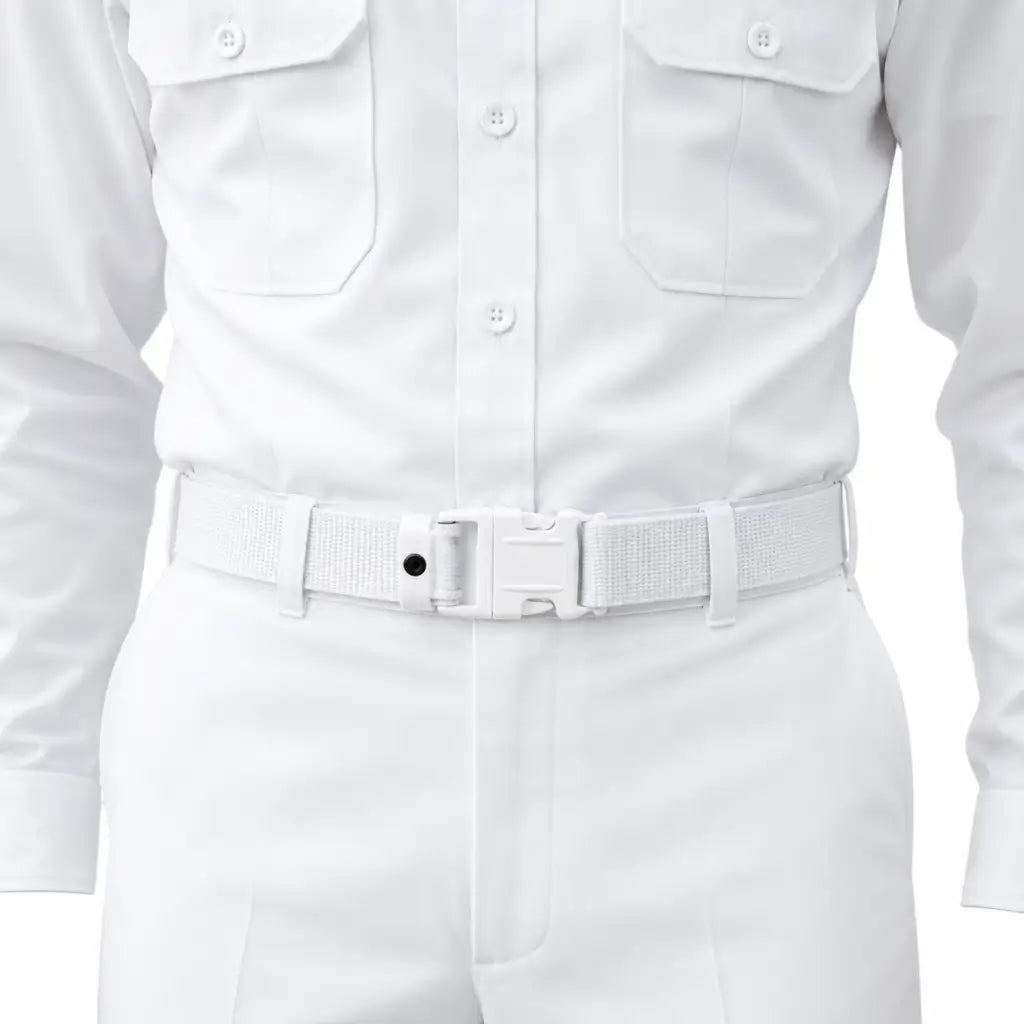 Close da camisa branca com Cinto Tático NA Branco e fivela plástica na cintura
