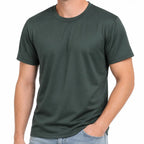 Homem posando frontal com Camiseta Poliéster Verde Militar verde escura e jeans claro