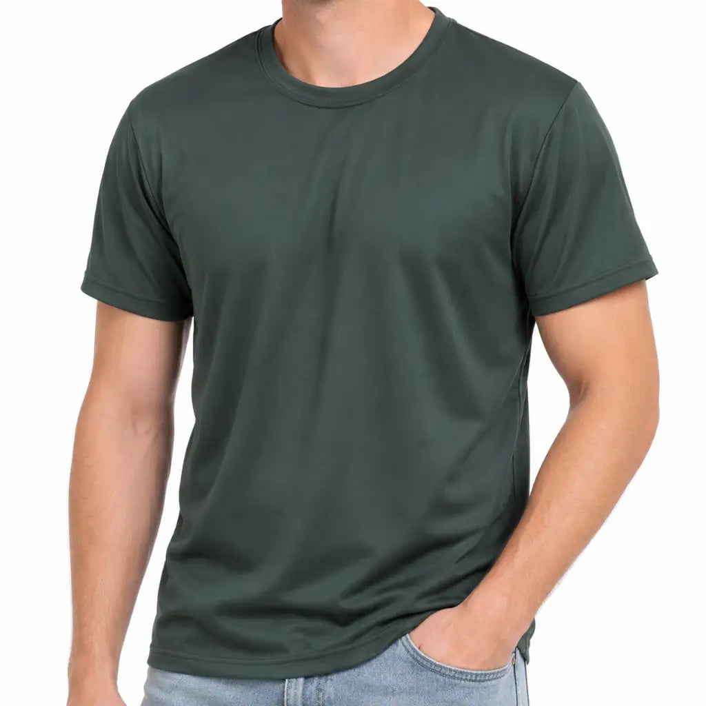 Homem posando frontal com Camiseta Poliéster Verde Militar verde escura e jeans claro
