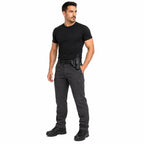 Homem em perfil com cinto tático e coldre velado Belica Beretta APX destro preto