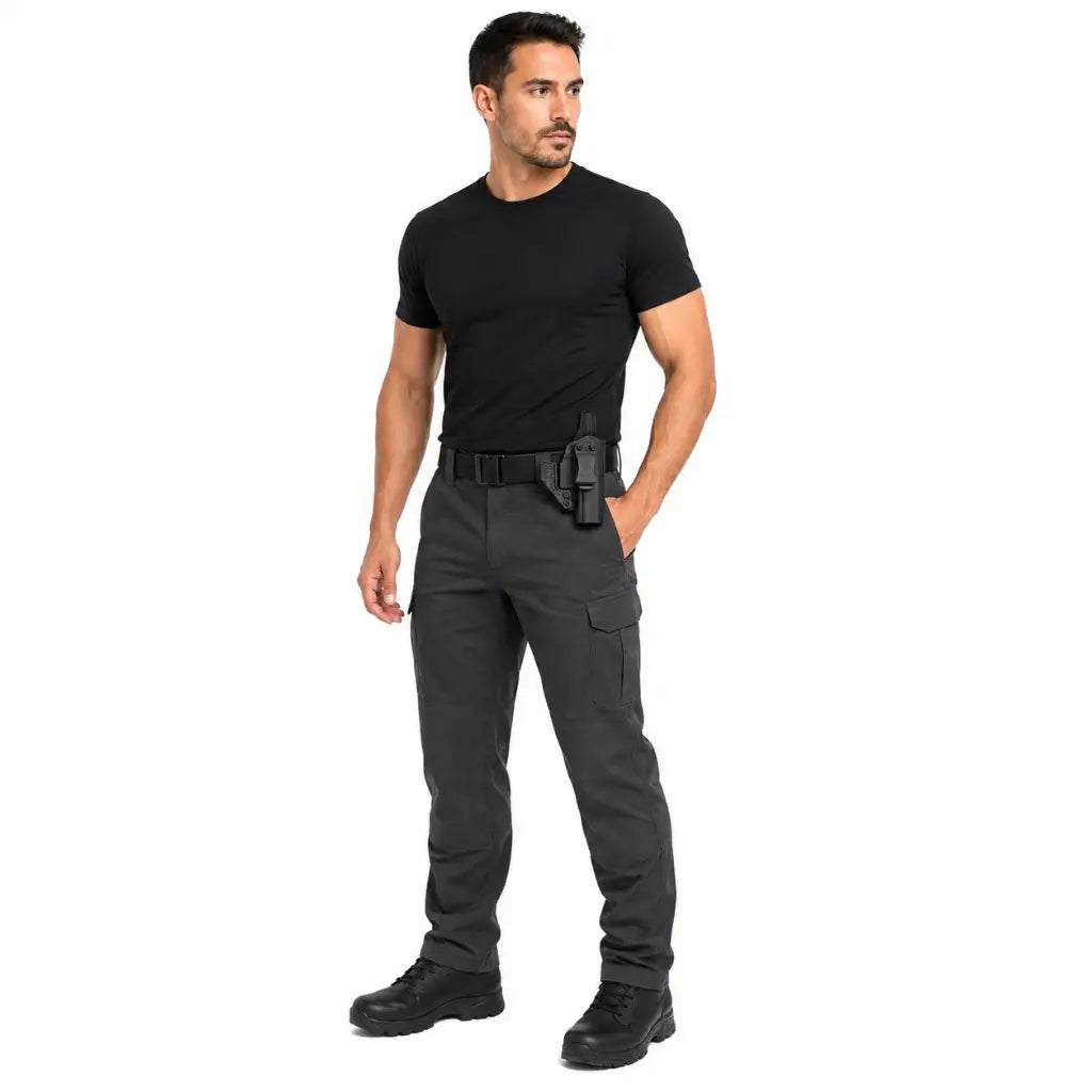 Homem em perfil com cinto tático e coldre velado Belica Beretta APX destro preto