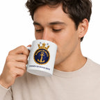 Homem segurando Caneca Louca Marinha Do Brasil Coroa com escudo azul e COMANDO DA NOSSA GENTE