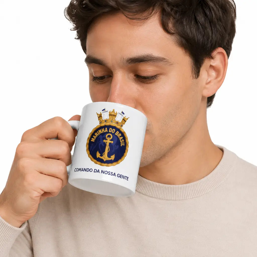 Homem segurando Caneca Louca Marinha Do Brasil Coroa com escudo azul e COMANDO DA NOSSA GENTE