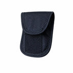 Estojo preto em nylon com aba e faixa de velcro frontal