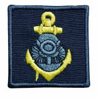 emblema retangular azul escuro com âncora azul claro, nó dourado e pontas amarelas
