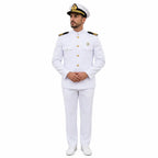 Homem em uniforme cerimonial naval branco, chapéu com faixa preta e dourada, braços cruzados.