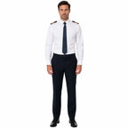 Piloto de frente, camisa branca, gravata azul-escura, ombros com insígnias douradas, fundo branco.