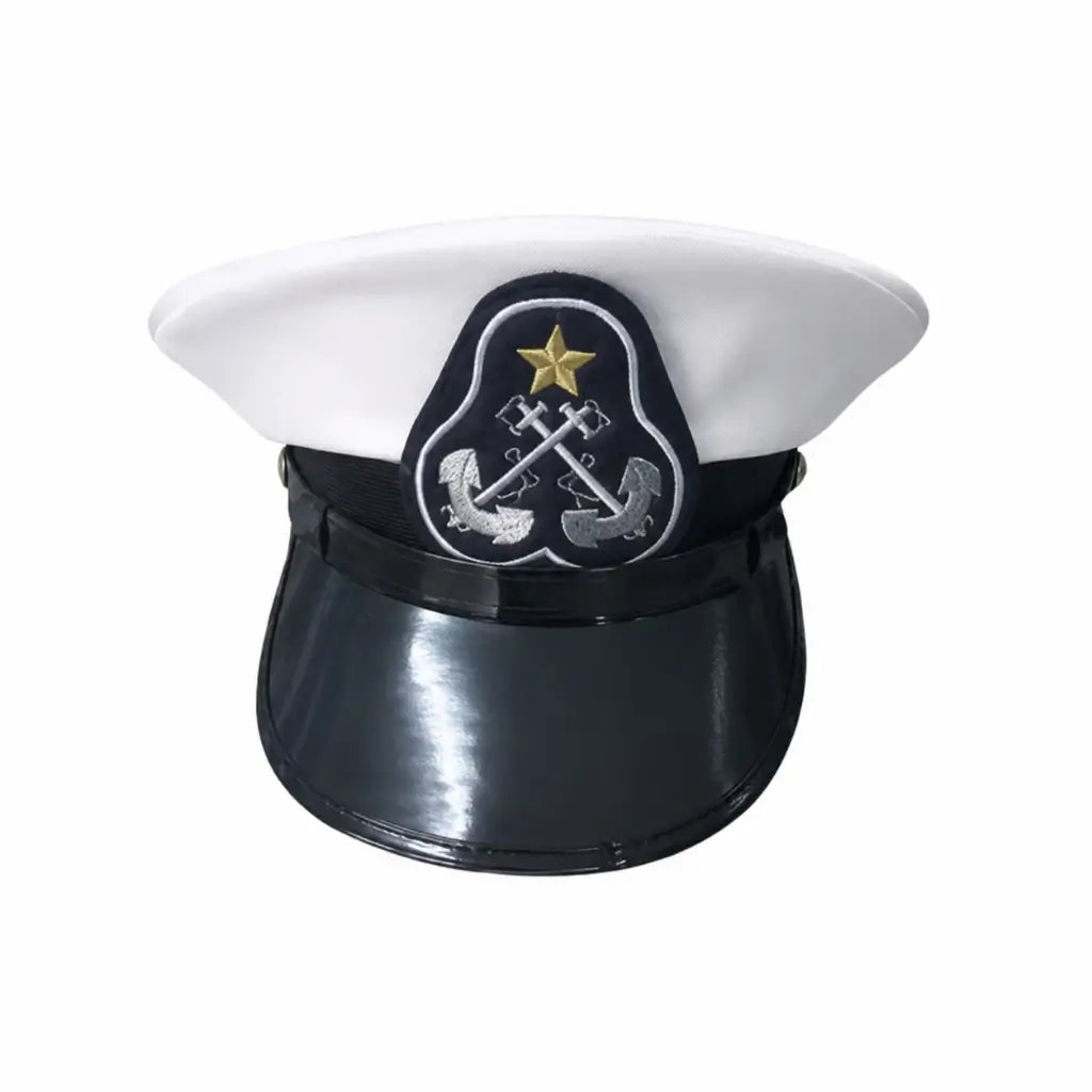 Boné branco com aba preta e emblema com estrela dourada, âncoras e ferramentas