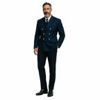Homem em terno azul marinho de corte duplo com botões dourados