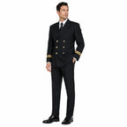 Homem em uniforme naval formal, blazer preto com detalhes dourados, gravata preta