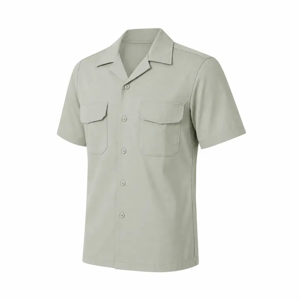 Camisa verde claro de manga curta, dois bolsos com abas e fechamento por botões.