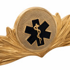 Broche dourado com estrela da vida azul, caduceu central e folhas