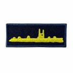Distintivo retangular azul escuro com submarino amarelo central