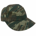 Boné militar camuflado verde e cinza com aba curva.