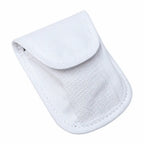 Estojo branco retangular com aba e fechamento em velcro, superfície texturizada