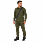 Homem em verde-oliva usa bandoleira preta transversal com regulagem