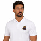 Homem de olhar sério com Camisa Polo Branca Inspeção Naval Marinha e bordado âncora e coroa