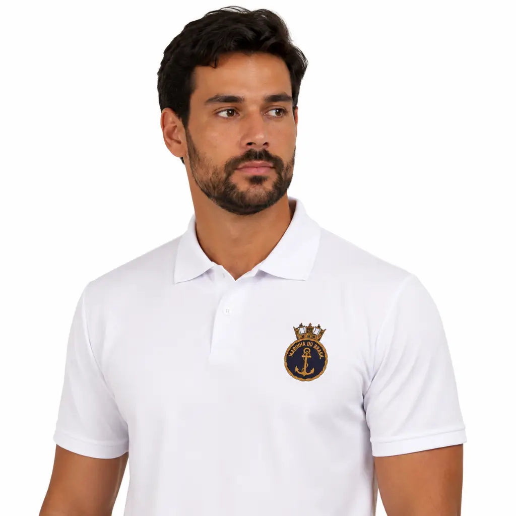 Homem de olhar sério com Camisa Polo Branca Inspeção Naval Marinha e bordado âncora e coroa