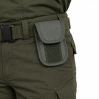 Cintura de calça verde-oliva com cinto verde escuro e bolso lateral com aba