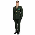 Homem em uniforme verde com medalhas pendentes, luvas pretas, postura cerimonial