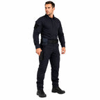 Homem em traje tático azul escuro com cinto e arma visível