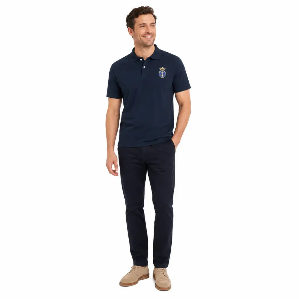 Homem sorridente com Camisa Polo Azul Marinha Bordada e emblema circular coroado