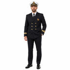 Oficial naval em uniforme escuro com boné branco e emblema dourado