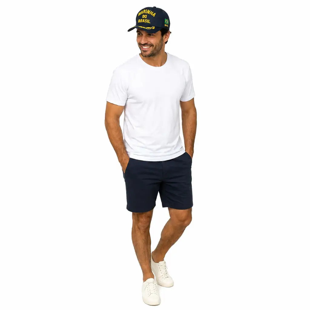 Homem casual com boné microfibra azul marinho MARINHA DO BRASIL e tênis branco