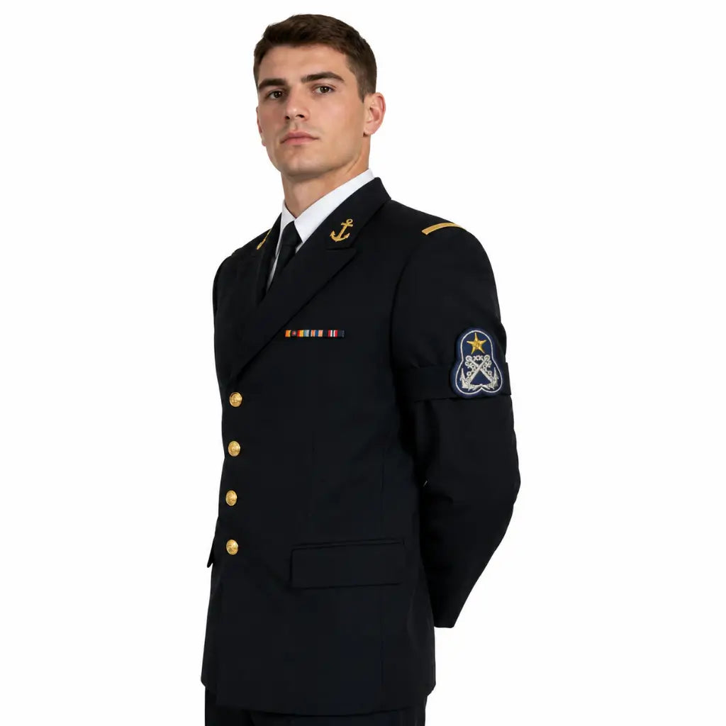 Jovem em uniforme militar preto com gravata e insígnia azul com estrela