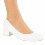 Scarpin branco com salto baixo quadrado, costura visível na lateral