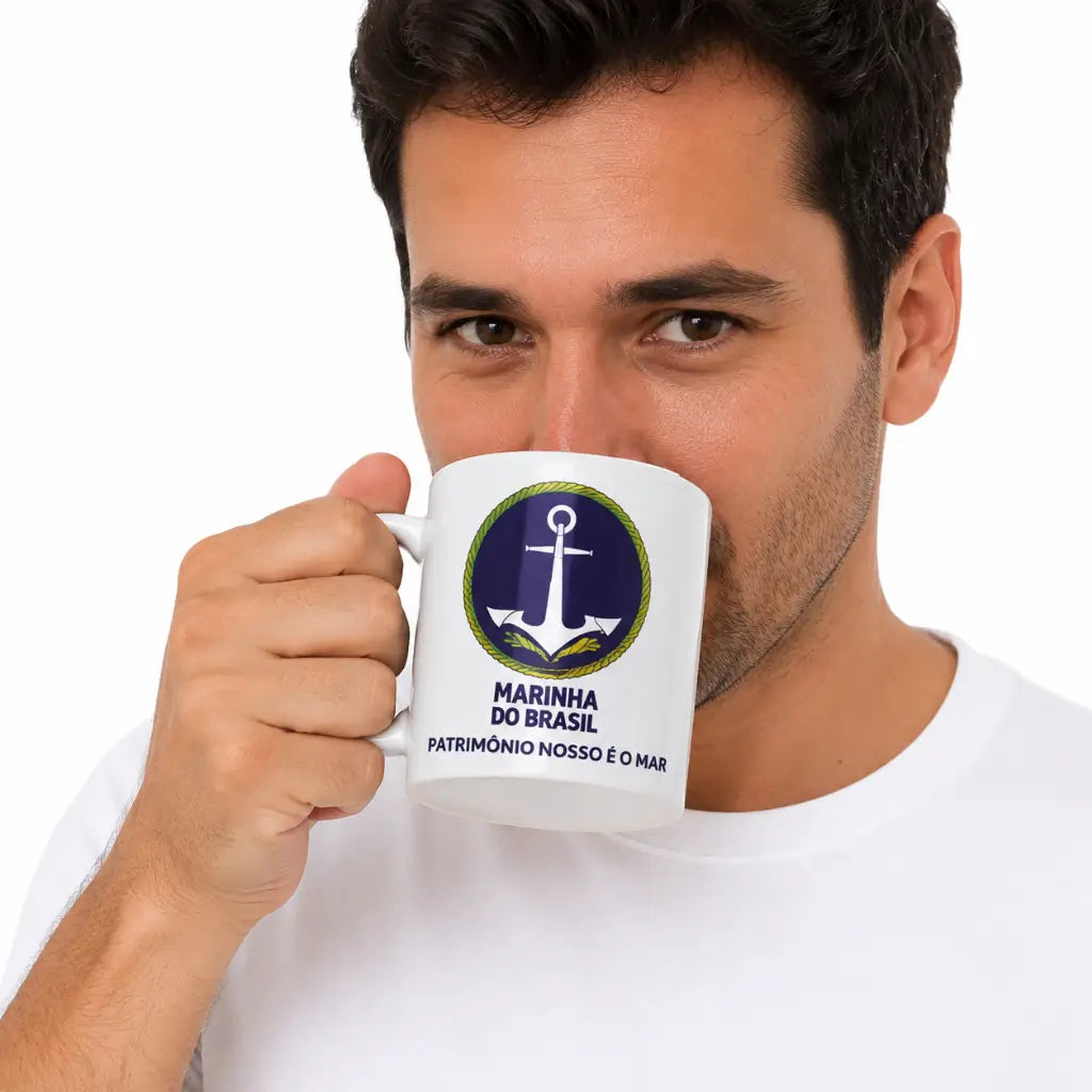 Homem sorridente segura Caneca Marinha do Brasil branca com logomarca naval