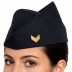 Close-up de cabeça com chapéu preto e insígnia dourada em V com três listras
