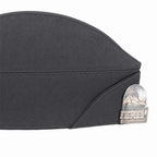 Boné cinza escuro com insígnia prateada lateral ornamentada.