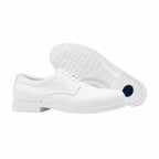 Sapatos Oxford brancos formais, cadarços centrais e sola com sulcos