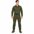 Cinto Tático Na Verde Com Ilhóes à cintura em uniforme verde-oliva com botas de combate