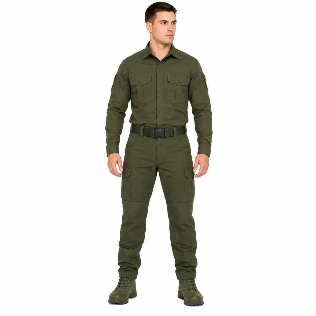 Cinto Tático Na Verde Com Ilhóes à cintura em uniforme verde-oliva com botas de combate