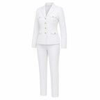Conjunto branco com blazer estruturado, lapelas em V, botões dourados e calça reta