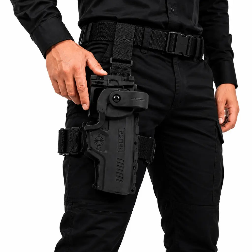 Homem de uniforme preto com Coldre Bélica Hammer Pro I Destro Preto na perna direita