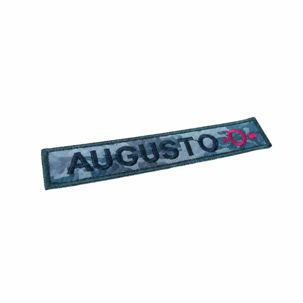 Tarjeta Multipropósito Nome close-up com AUGUSTO bordado preto, símbolo rosa e borda verde